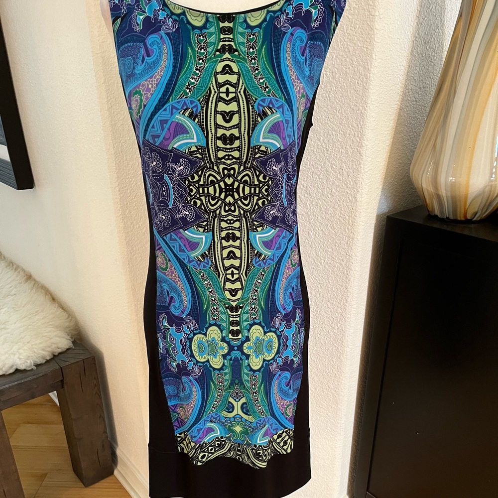 Black & graphic print shift dress